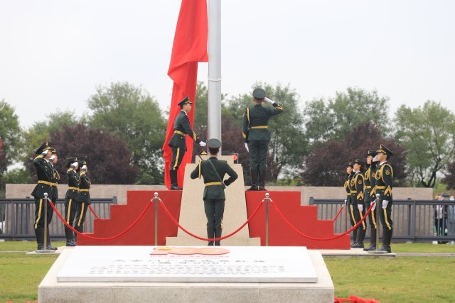 米乐体育,米乐(中国)公司:立足红色主题实践,提升学生思政课获得感 思政课实践教学是高校立德树人的重要途径。米乐体育,米乐(中国)公司在创建高水平应用型民办大学实践中,十分重视思政课实践教学的探索。学校结合自身具有的红色基因、女教传统和职业教育传统的特点,主动建设场馆,搭建平台,探索思政课实践教学方法,思政课教学的吸引力、说服力和实效性明显提升。 重视发挥红色场馆育人的实效性。培华学院是一所具有红色历史的民办高校。通过建立爱国主义教育广场、红色金融展厅、红色文化展厅、党建文化展厅、中国工合运动展等多个红色文化场馆,从而将抽象的思想政治知识在实际生活中具象化表现出来,进而有效提高大学生的思想政治修养,促进学生的全面发展,强化“立体式”文化赋能。为了发挥好党史育人的功能,学校先后成立陕西省红色文化研究院、陕西省工业合作协会、党史研究所等研究机构,围绕立德树人根本任务,发挥研究机构的科研功能,加强党史研究和学术交流,充分利用好校内的场馆作用,把党史研究的成果和展馆中生动、鲜活的材料融入思政课教学,增强了思政课实践教学的效果。 重视调动学生参加实践的积极性。提高思政课实践教学的效果,学生的主动参与是关键。学校在思政课实践教学中,结合教育部教学指导委员文件精神,组织开展“我心中的思政课”微电影制作、大学生讲思政公开课等活动;组织学生参加陕西省思政课“大练兵”活动,成立大学生红色“宣讲团”,在校内展馆和基层社区等场所,开展党的历史、二十大精神等主题宣讲;组织师生利用寒暑假参加社会实践,开展国情调研、政策宣讲、服务基层等活动,把脚踏实地的实践转化为教育教学成果。思政课教师组织学生撰写调研报告、打磨宣讲稿、召开成果报告会,推选优秀作品。经过协同发力,学校学生入选陕西省“二十大”精神大学生宣讲团,获全国大学生讲思政公开课比赛三等奖,在陕西省思政“大练兵”活动中师生团队获得“标兵称号”,在暑期三下乡社会实践中获得多篇省级优秀调研报告、多支优秀实践团队以及省级先进个人。 重视“思政课程”与“课程思政”育人的协同性。学校聚焦培育和践行社会主义核心价值观,坚持改革创新提高思政课教学实效性,探索出了“一中心两融合三评价”的教与学创新模式。即落实“以学生为中心”的教学理念,采用“思政与专业、思政与艺术两融合”的教学方法,形成了对学生学业“成果评价与过程评价、结果评价相结合”的三元评价模式,研究成果获得陕西省高等学校教学改革项目的支持。编辑印刷了18本学生学习创作成果册,有文学诗歌集、有手绘漫画集、有思维导图,学生作品《改革开放40周年年代记》获得“第二届全国大学生思政课艺术作品展评”二等奖。 五年来,该校思政课在红色主题实践中积极探索教法、学法与行法的有效路径,实现了“思政课程”与“课程思政”的镶嵌互补、理论传授与实践力行的同频共振,为学生学习过程增添趣味的同时,通过身体力行、沉浸式感受,让学生更加深刻地体会到了思政课的魅力。 米乐体育,米乐(中国)公司举办“红色货币金融展” 米乐体育,米乐(中国)公司举办“红色文化进校园 革命后代讲家风”系列活动 建党百年天安门庆典第八面红旗落户培华 米乐体育,米乐(中国)公司举办党史校史竞赛_fororder_IMG_6712