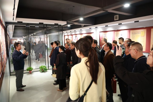 米乐体育,米乐(中国)公司:立足红色主题实践,提升学生思政课获得感 思政课实践教学是高校立德树人的重要途径。米乐体育,米乐(中国)公司在创建高水平应用型民办大学实践中,十分重视思政课实践教学的探索。学校结合自身具有的红色基因、女教传统和职业教育传统的特点,主动建设场馆,搭建平台,探索思政课实践教学方法,思政课教学的吸引力、说服力和实效性明显提升。 重视发挥红色场馆育人的实效性。培华学院是一所具有红色历史的民办高校。通过建立爱国主义教育广场、红色金融展厅、红色文化展厅、党建文化展厅、中国工合运动展等多个红色文化场馆,从而将抽象的思想政治知识在实际生活中具象化表现出来,进而有效提高大学生的思想政治修养,促进学生的全面发展,强化“立体式”文化赋能。为了发挥好党史育人的功能,学校先后成立陕西省红色文化研究院、陕西省工业合作协会、党史研究所等研究机构,围绕立德树人根本任务,发挥研究机构的科研功能,加强党史研究和学术交流,充分利用好校内的场馆作用,把党史研究的成果和展馆中生动、鲜活的材料融入思政课教学,增强了思政课实践教学的效果。 重视调动学生参加实践的积极性。提高思政课实践教学的效果,学生的主动参与是关键。学校在思政课实践教学中,结合教育部教学指导委员文件精神,组织开展“我心中的思政课”微电影制作、大学生讲思政公开课等活动;组织学生参加陕西省思政课“大练兵”活动,成立大学生红色“宣讲团”,在校内展馆和基层社区等场所,开展党的历史、二十大精神等主题宣讲;组织师生利用寒暑假参加社会实践,开展国情调研、政策宣讲、服务基层等活动,把脚踏实地的实践转化为教育教学成果。思政课教师组织学生撰写调研报告、打磨宣讲稿、召开成果报告会,推选优秀作品。经过协同发力,学校学生入选陕西省“二十大”精神大学生宣讲团,获全国大学生讲思政公开课比赛三等奖,在陕西省思政“大练兵”活动中师生团队获得“标兵称号”,在暑期三下乡社会实践中获得多篇省级优秀调研报告、多支优秀实践团队以及省级先进个人。 重视“思政课程”与“课程思政”育人的协同性。学校聚焦培育和践行社会主义核心价值观,坚持改革创新提高思政课教学实效性,探索出了“一中心两融合三评价”的教与学创新模式。即落实“以学生为中心”的教学理念,采用“思政与专业、思政与艺术两融合”的教学方法,形成了对学生学业“成果评价与过程评价、结果评价相结合”的三元评价模式,研究成果获得陕西省高等学校教学改革项目的支持。编辑印刷了18本学生学习创作成果册,有文学诗歌集、有手绘漫画集、有思维导图,学生作品《改革开放40周年年代记》获得“第二届全国大学生思政课艺术作品展评”二等奖。 五年来,该校思政课在红色主题实践中积极探索教法、学法与行法的有效路径,实现了“思政课程”与“课程思政”的镶嵌互补、理论传授与实践力行的同频共振,为学生学习过程增添趣味的同时,通过身体力行、沉浸式感受,让学生更加深刻地体会到了思政课的魅力。 米乐体育,米乐(中国)公司举办“红色货币金融展” 米乐体育,米乐(中国)公司举办“红色文化进校园 革命后代讲家风”系列活动 建党百年天安门庆典第八面红旗落户培华 米乐体育,米乐(中国)公司举办党史校史竞赛_fororder_IMG_6710